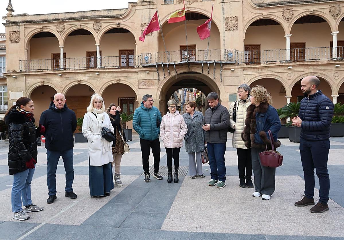 Comerciantes de las calles Nogalte y Pérez Casas, junto a concejales del PSOE.