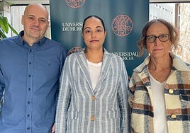 Carmen Gálvez (centro), junto a los también investigadores de la UMU que han participado en el estudio, Julio Camacho y Rosa Limiñana.