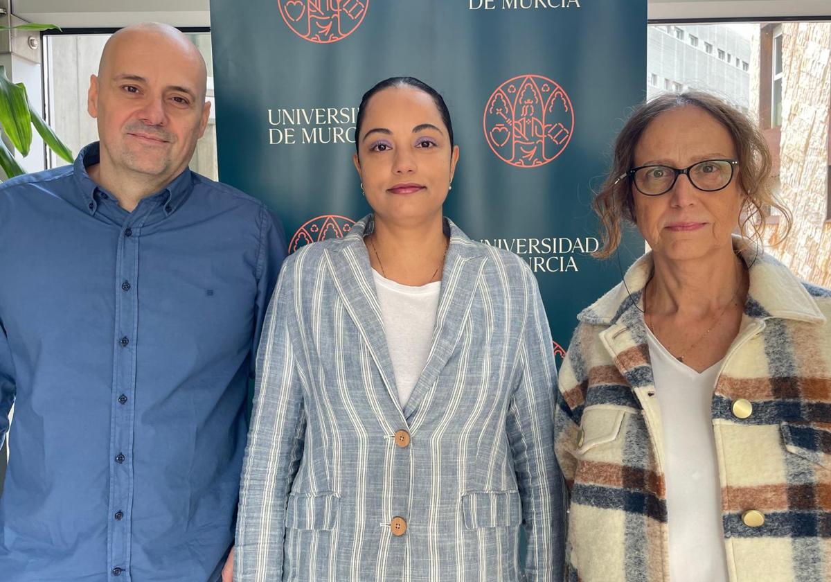 Carmen Gálvez (centro), junto a los también investigadores de la UMU que han participado en el estudio, Julio Camacho y Rosa Limiñana.