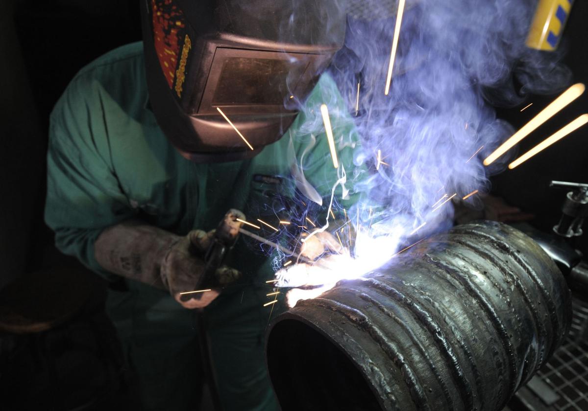 Un trabajador del metal en una imagen de archivo.