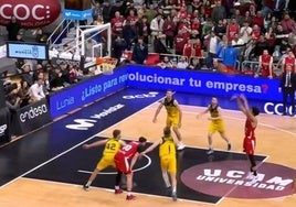 Los cuatro jugadores de Tenerife en posición de rebote.