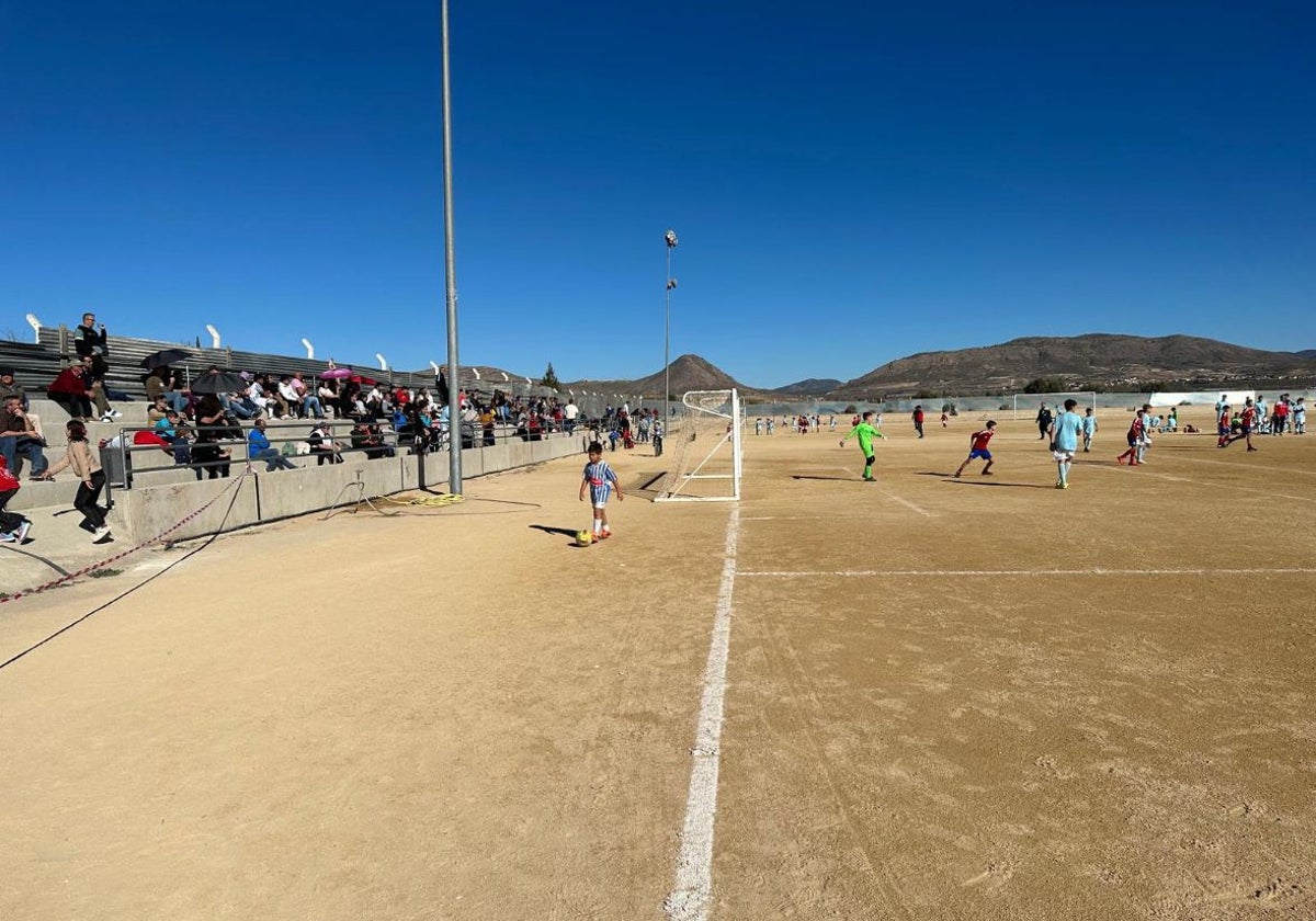 Campo de fútbol de Los Yesares, en el que será sustituida la tierra del terreno de juego por césped artificial.