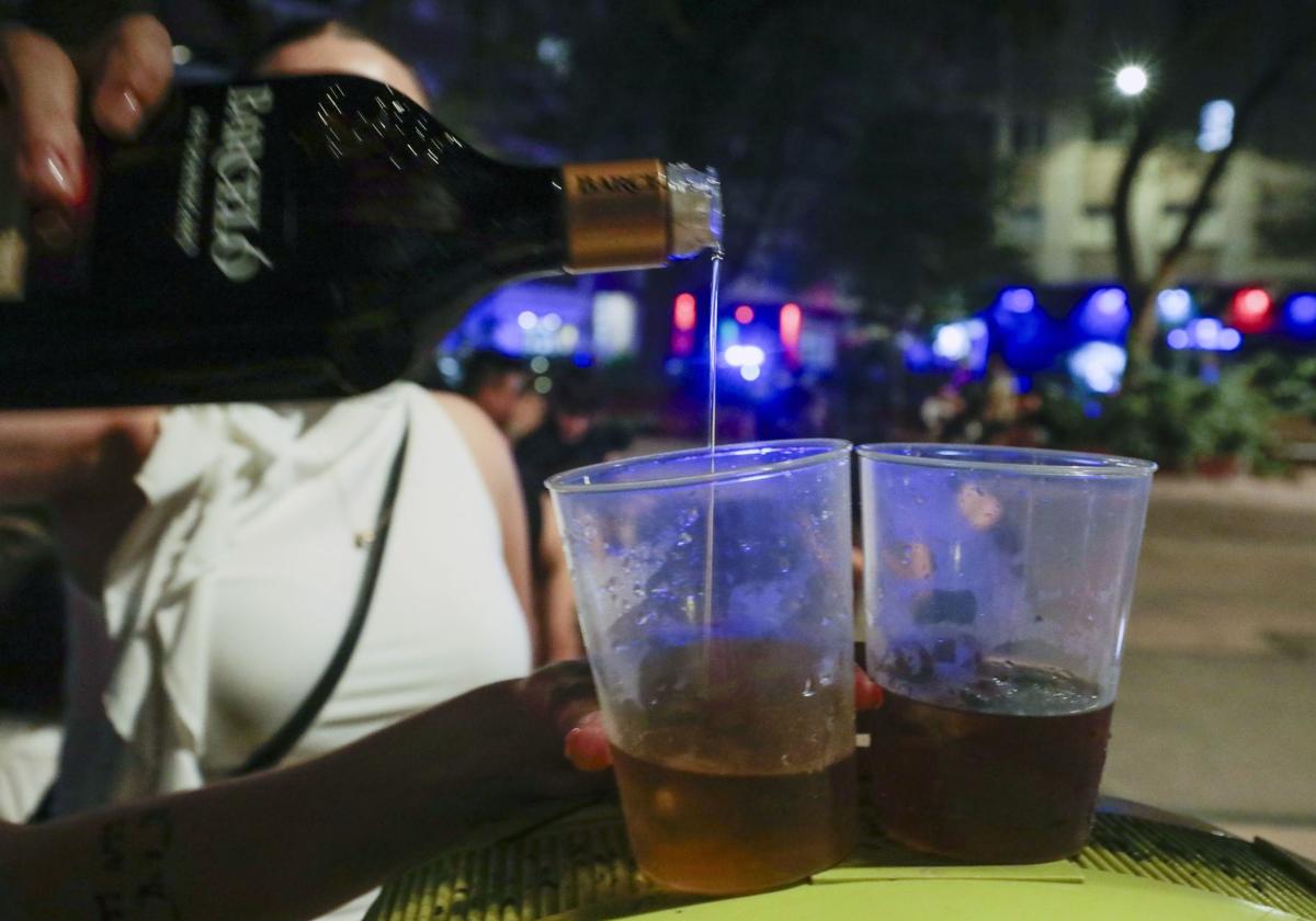 Imagen de archivo de un botellón en la calle.