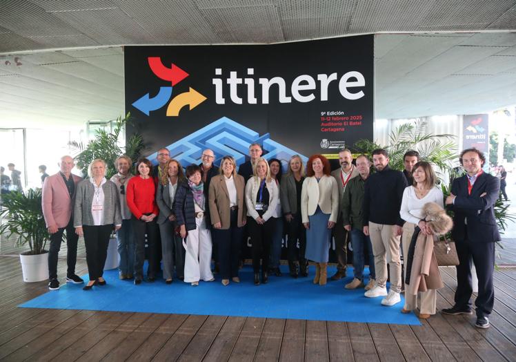 Participantes y colaboradores de la feria se retrataban con la alcaldesa en el acceso al auditorio municipal.