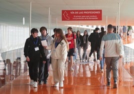 Grupos de estudiantes desfilan este martes por los pasillos del auditorio de El Batel.