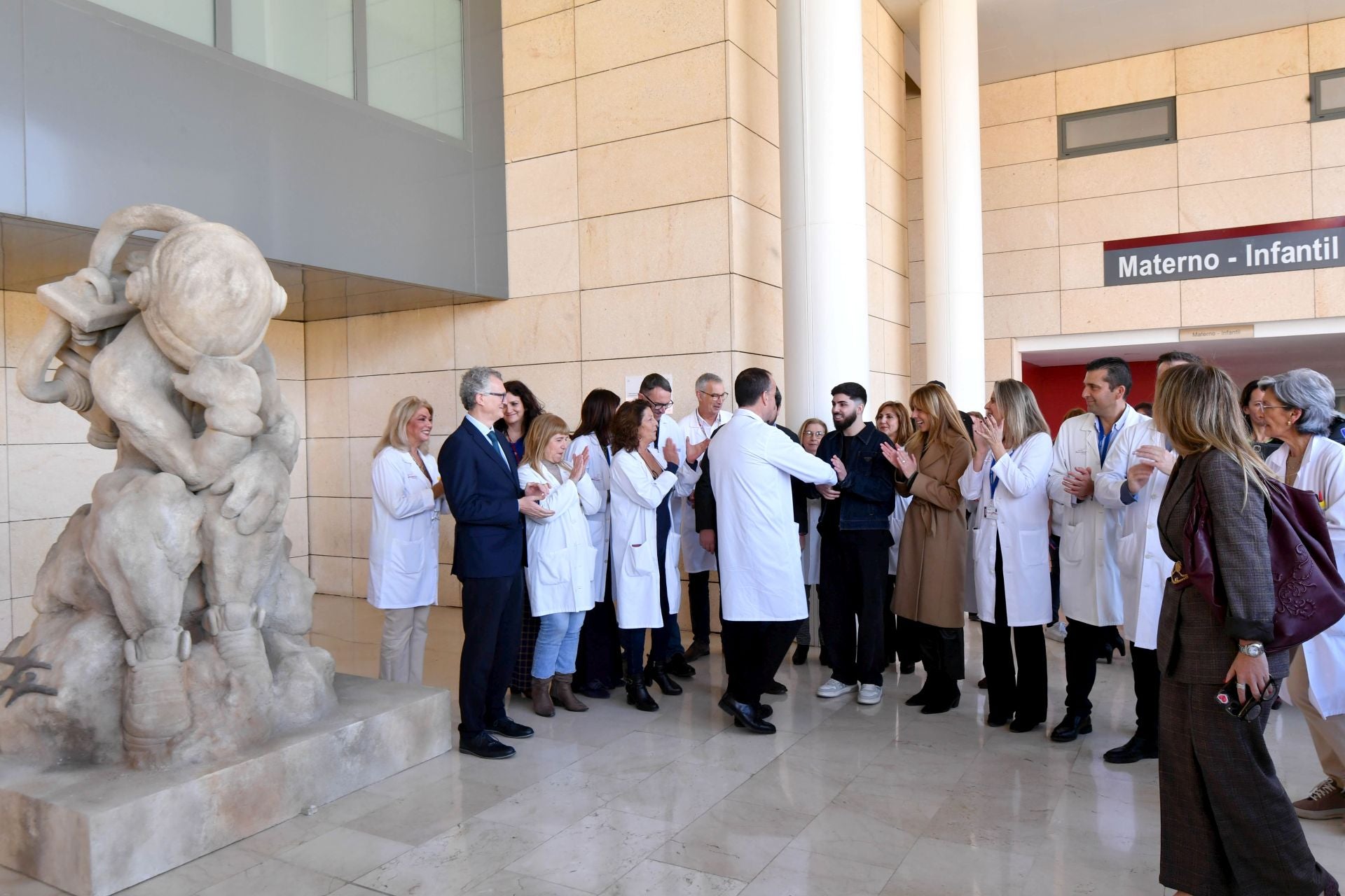 La inauguración de la estatua que conmemora el 50 aniversario de La Arrixaca, en imágenes