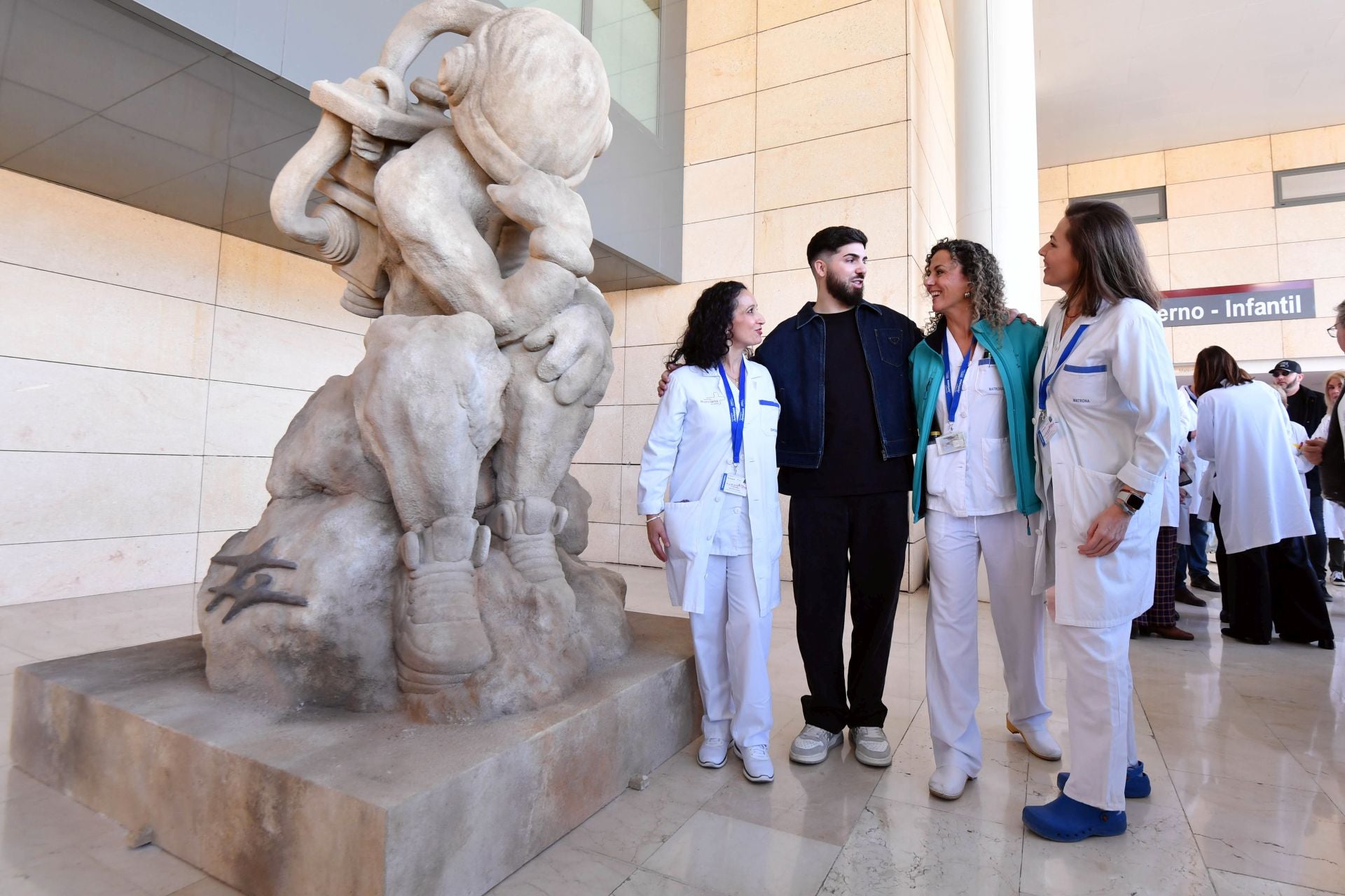 La inauguración de la estatua que conmemora el 50 aniversario de La Arrixaca, en imágenes