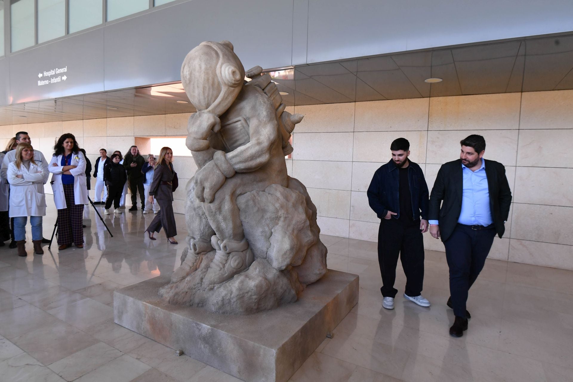 La inauguración de la estatua que conmemora el 50 aniversario de La Arrixaca, en imágenes