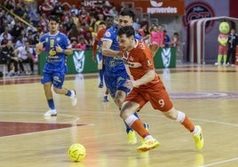 Pablo Ramírez deja atrás al cierre Agustín Plaza, del Peñíscola.