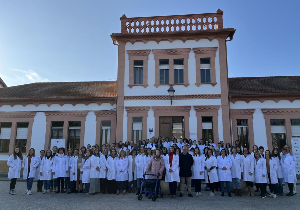 La consejera Sara Rubira, junto a las investigadoras del Imida en las instalaciones del centro.