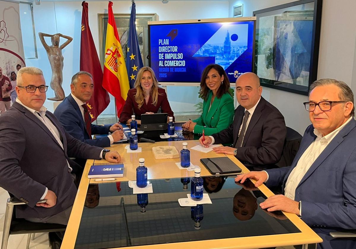 Un momento de la reunión de la consejera con los representantes de las Cámaras de Comercio y las asociaciones.