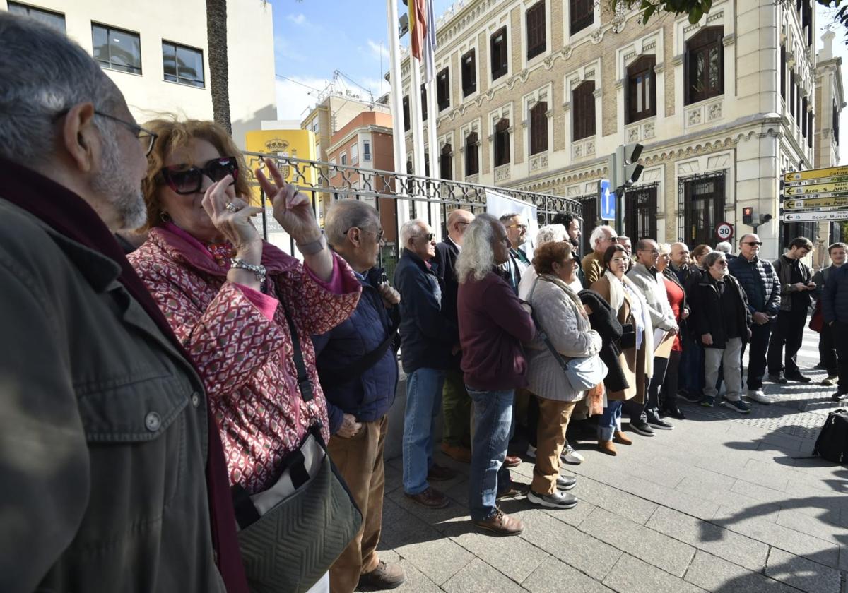 Vecinos de La Unión y representantes de organizaciones ecologistas se concentran este martes frente a la Delegación del Gobierno.