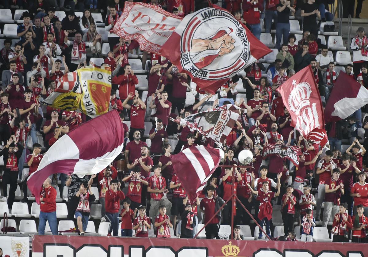 Imagen de archivo de aficionados del Real Murcia en el Enrique Roca.