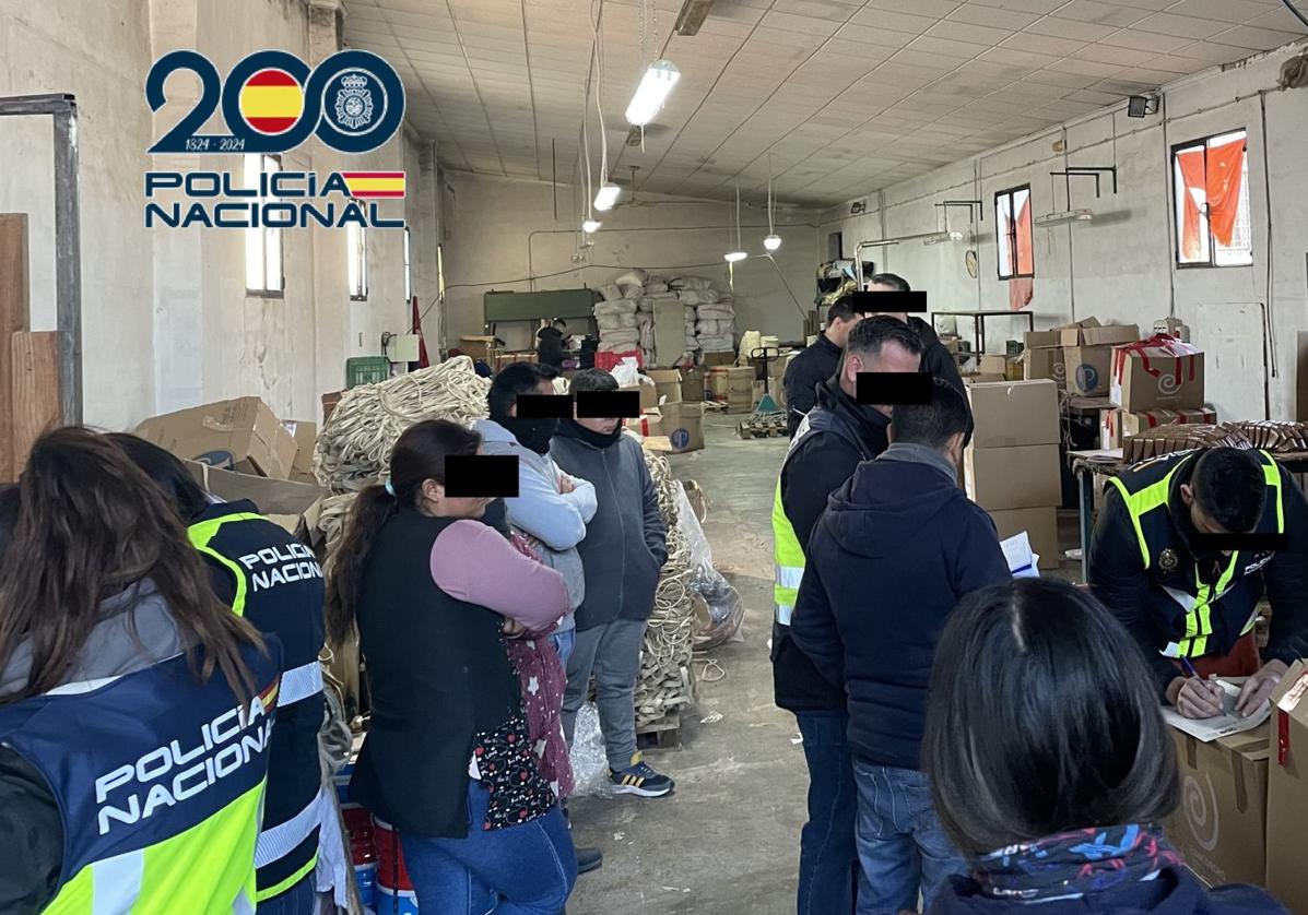 Los agentes, en el almacen de Caravaca de la Cruz, con los trabajadores.