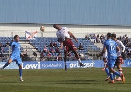 Remate de Moha que acaba en la mano de Alba.