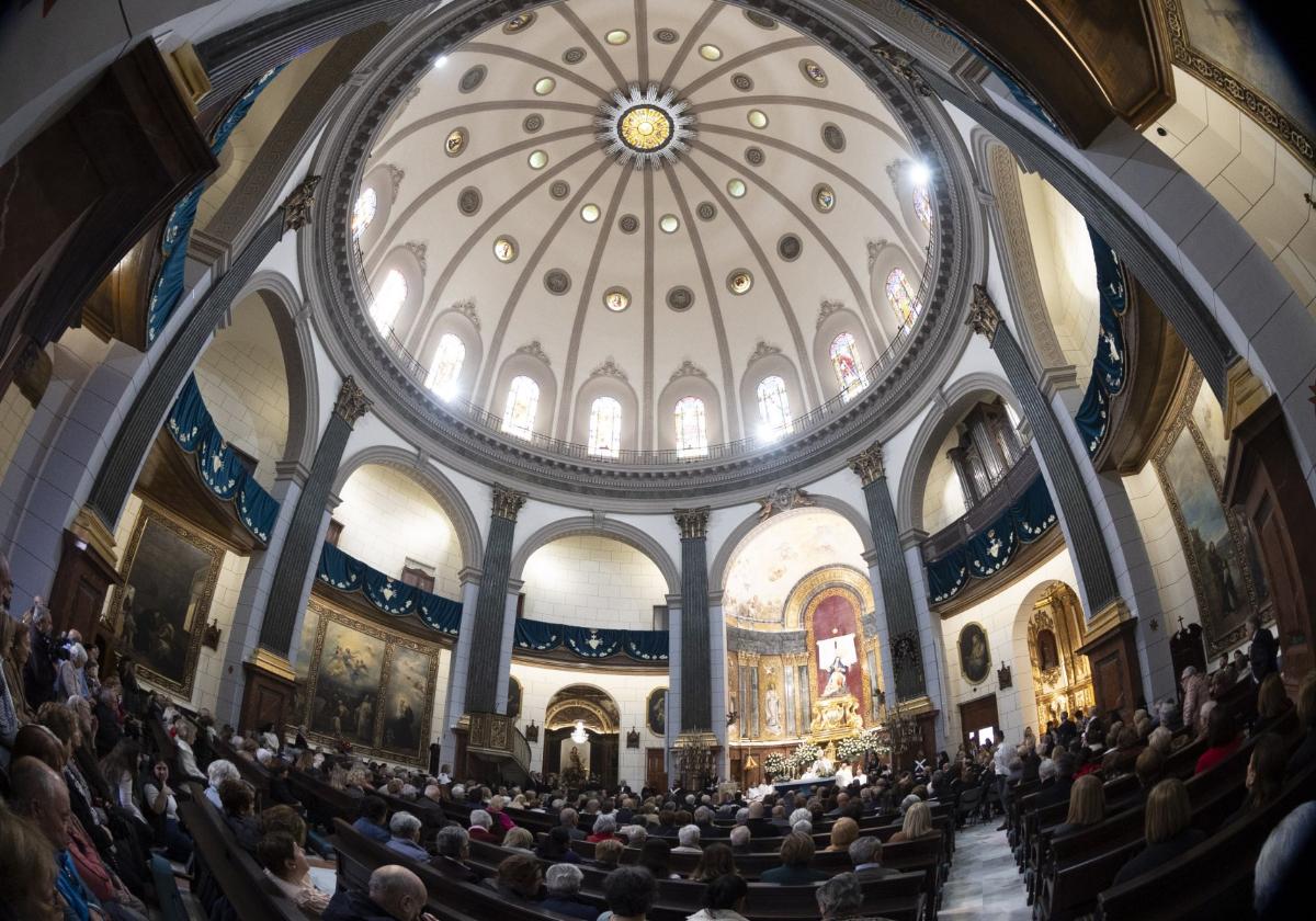 Imponente interior de la basílica de la Virgen de la Caridad.