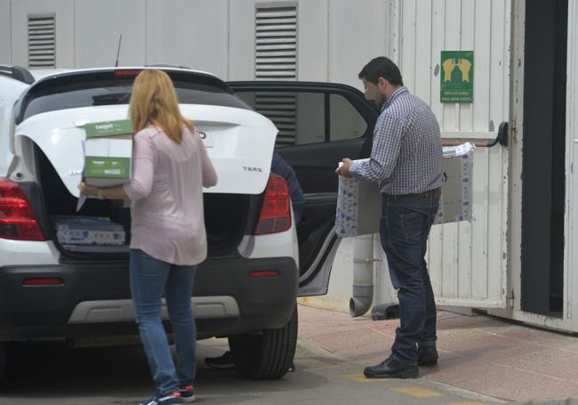 Agentes de la Policía Nacional, durante un registro en la planta en 2016.