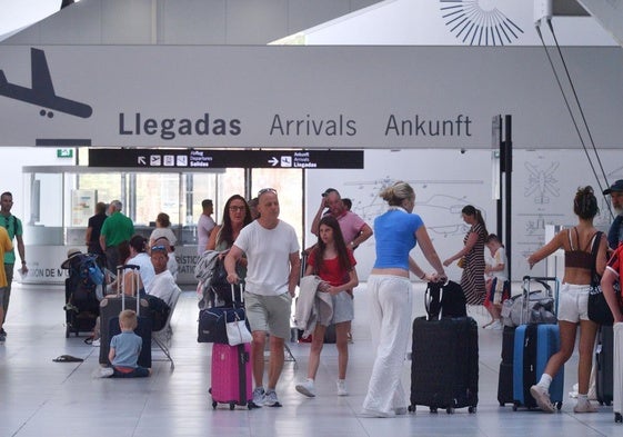 Pasajeros en el Aeropuerto Internacional Región de Murcia.