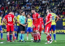 Alcalá comenta con el árbitro una de las jugadas polémicas del Cádiz-Cartagena.