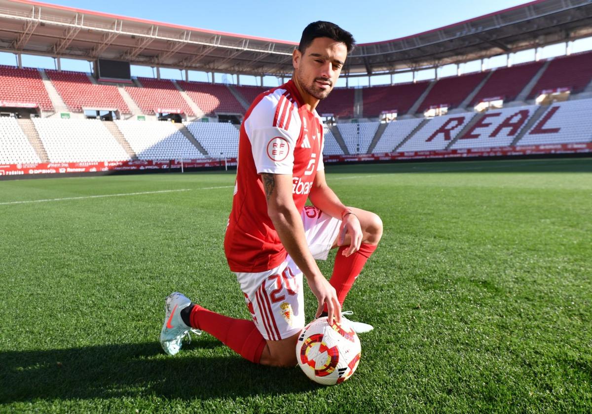 El jugador Antonio David Álvarez, 'Davo', en el estadio Enrique Roca.