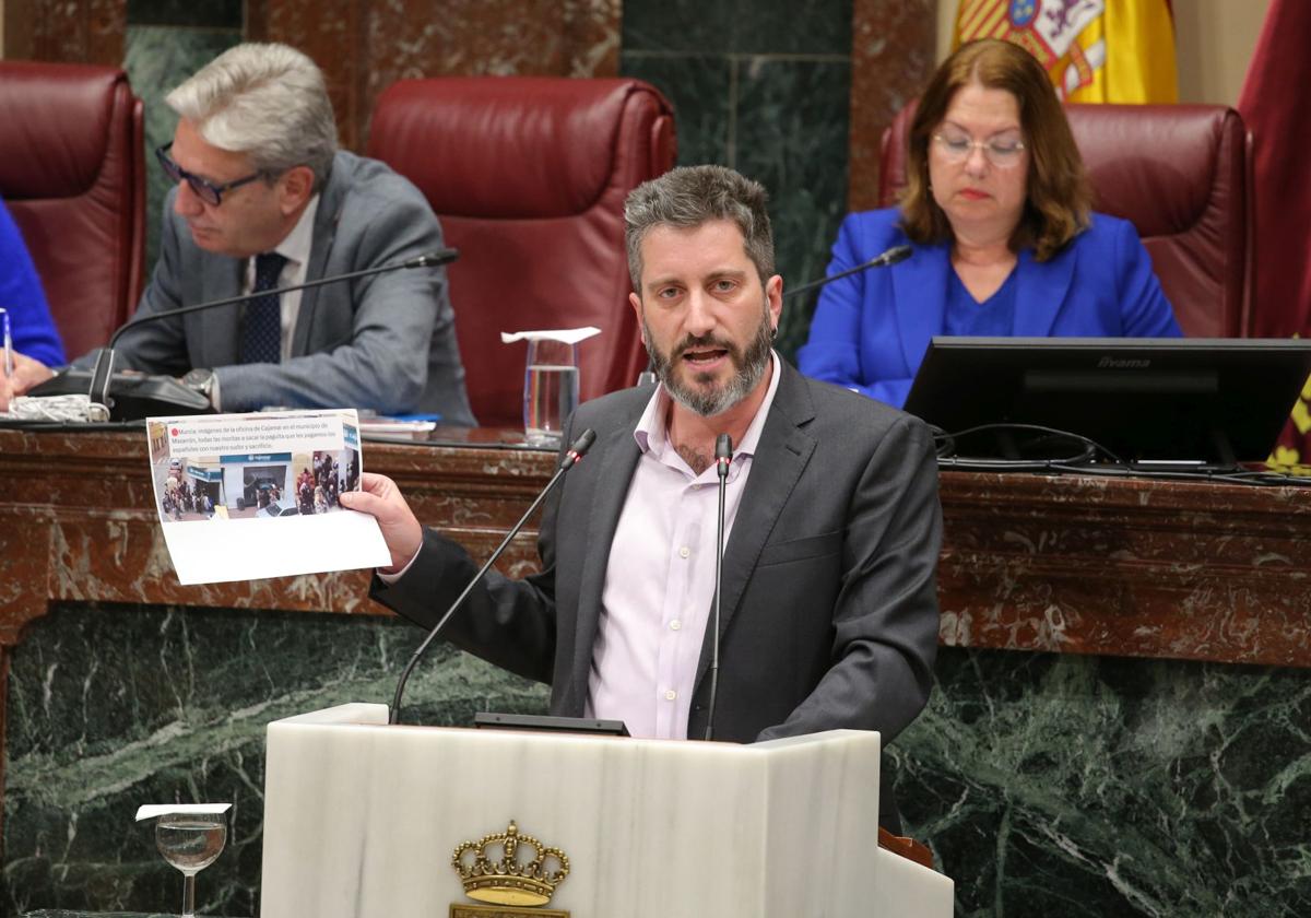 El diputado regional de Podemos, Víctor Egío, durante el Pleno de este martes.