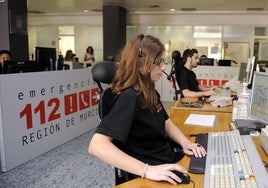 Una operadora atendiendo llamadas en la sala del 112 de la Región de Murcia.