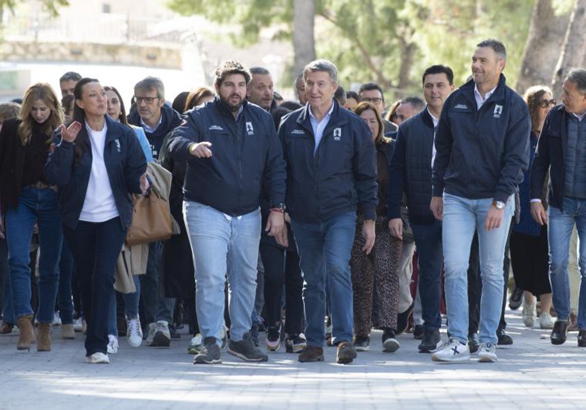 El presidente nacional del Partido Popular, Alberto Núñez Feijóo, junto a López Miras y José Francisco García, en la visita a Caravaca del pasado mes de noviembre