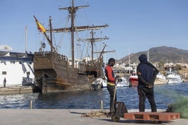 La réplica de la nao 'Trinidad', este jueves, en el puerto de Mazarrón.