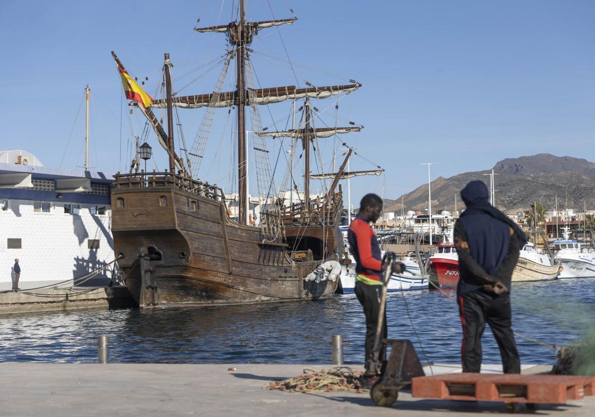 La réplica de la nao 'Trinidad', este jueves, en el puerto de Mazarrón.