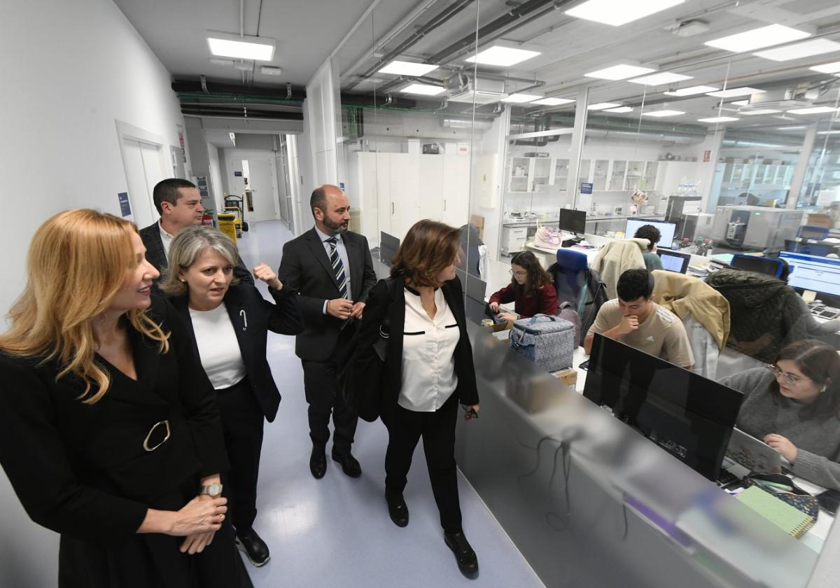 La consejera López Aragón (i), en su recorrido con la presidenta de la UCAM, a la derecha.