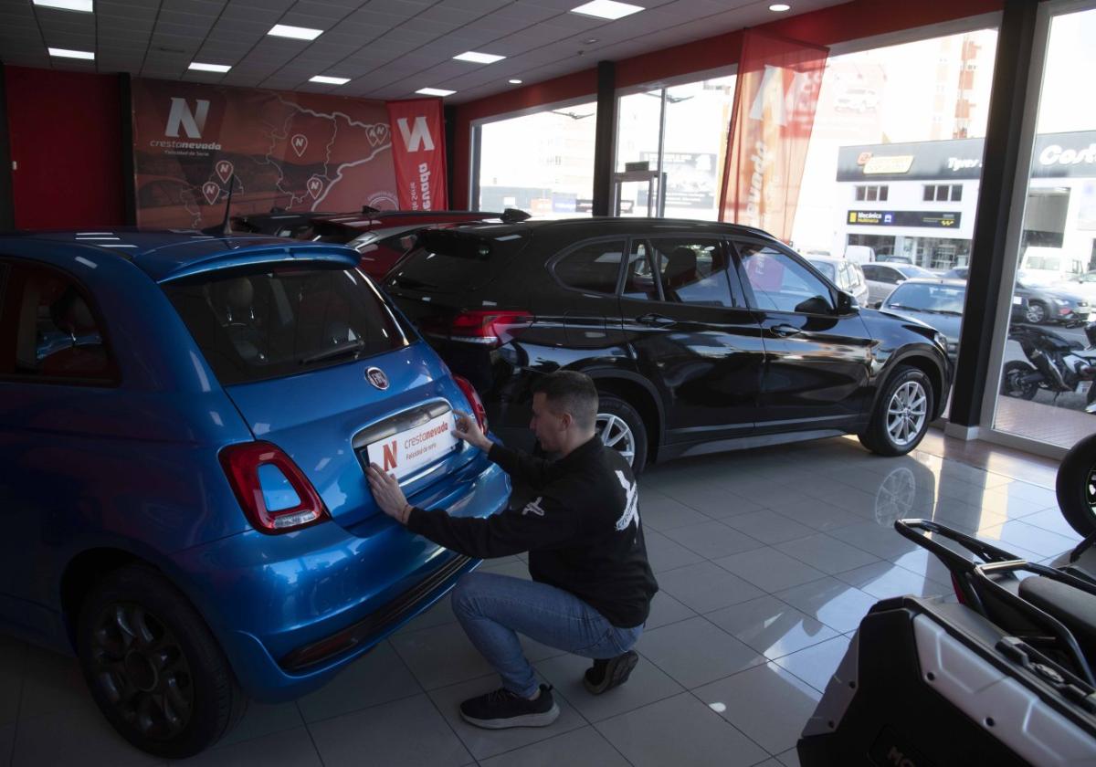 Alejandro Hernández, de Cresta Nevada, una firma de compraventa ubicada en el Paseo Alfonso XIII, prepara un coche para su venta.