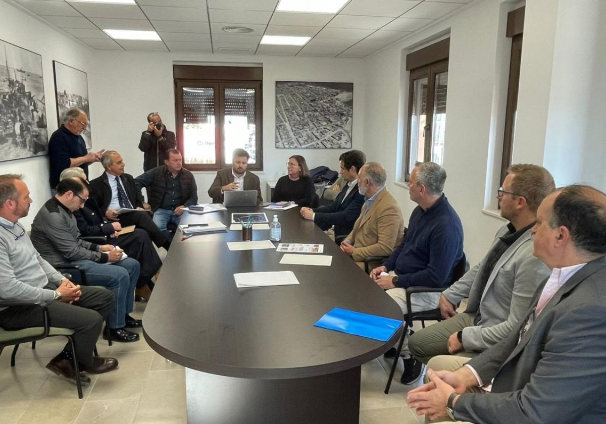 Asistentes a la primera reunión de la mesa en el edificio de Aduanas.