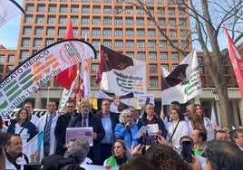 La secretaria general del Sindicato Médico en la Región de Murcia, María José García Mateos, interviene este jueves en la protesta convocada frente al Ministerio de Sanidad, en Madrid.