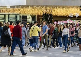 Varias personas caminan por el centro de Murcia, en una imagen de archivo.