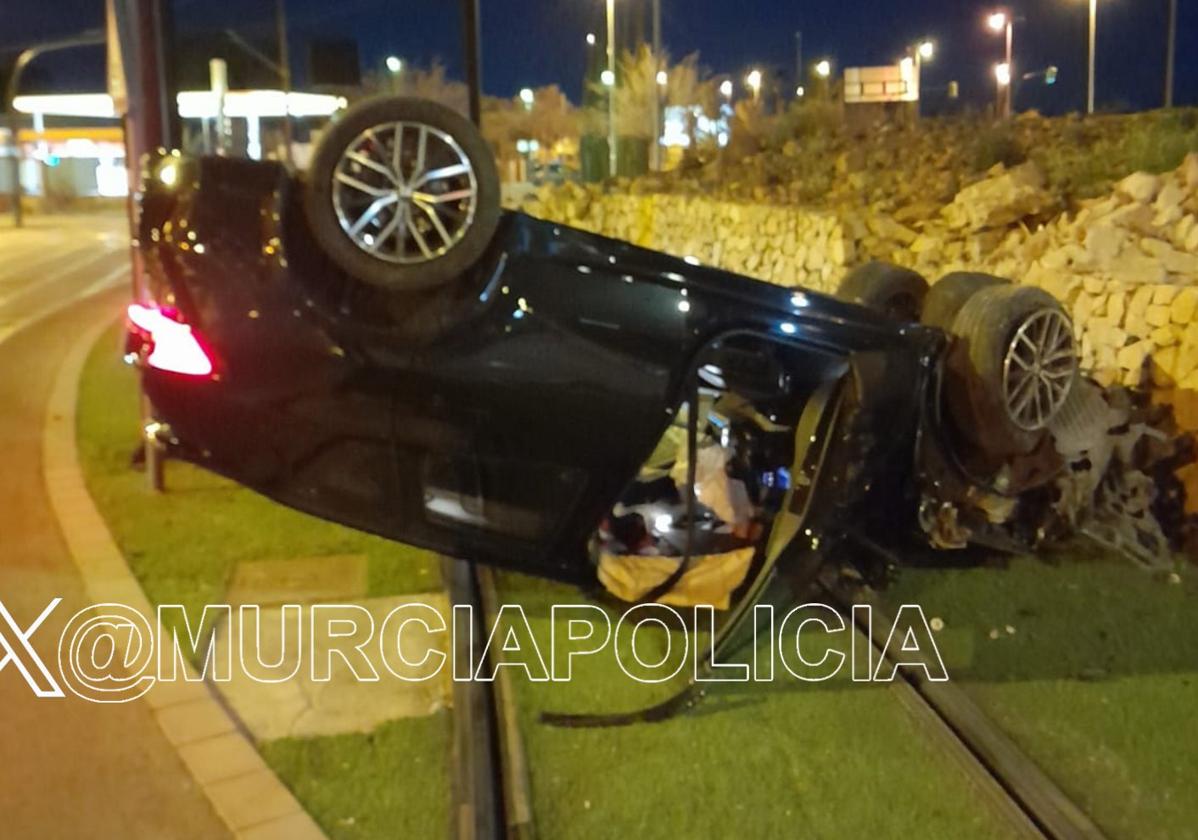 El vehículo, volcado, tras el accidente.