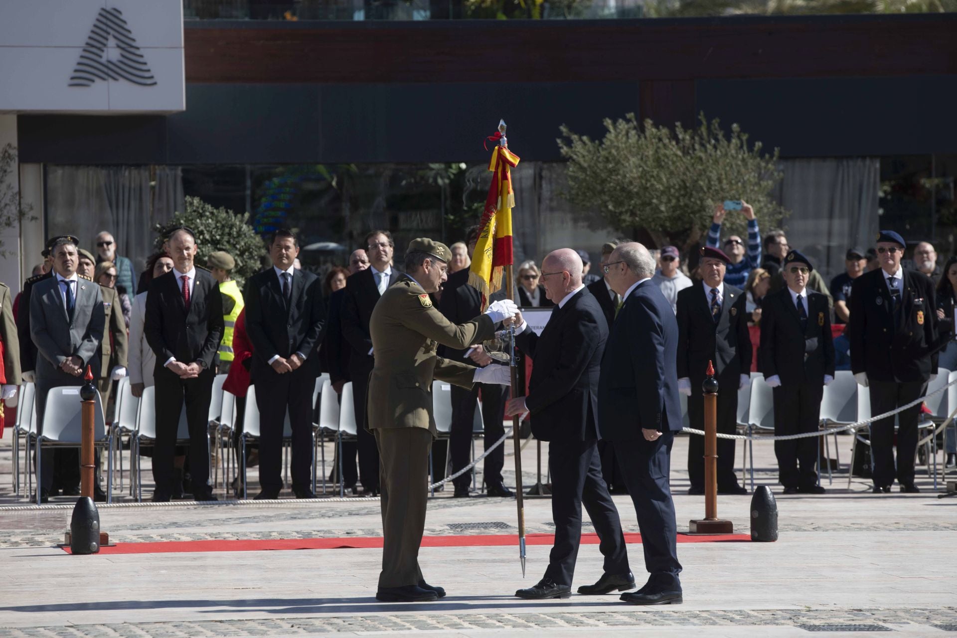 Traslado del nuevo estandarte para Artillería en Cartagena, en imágenes