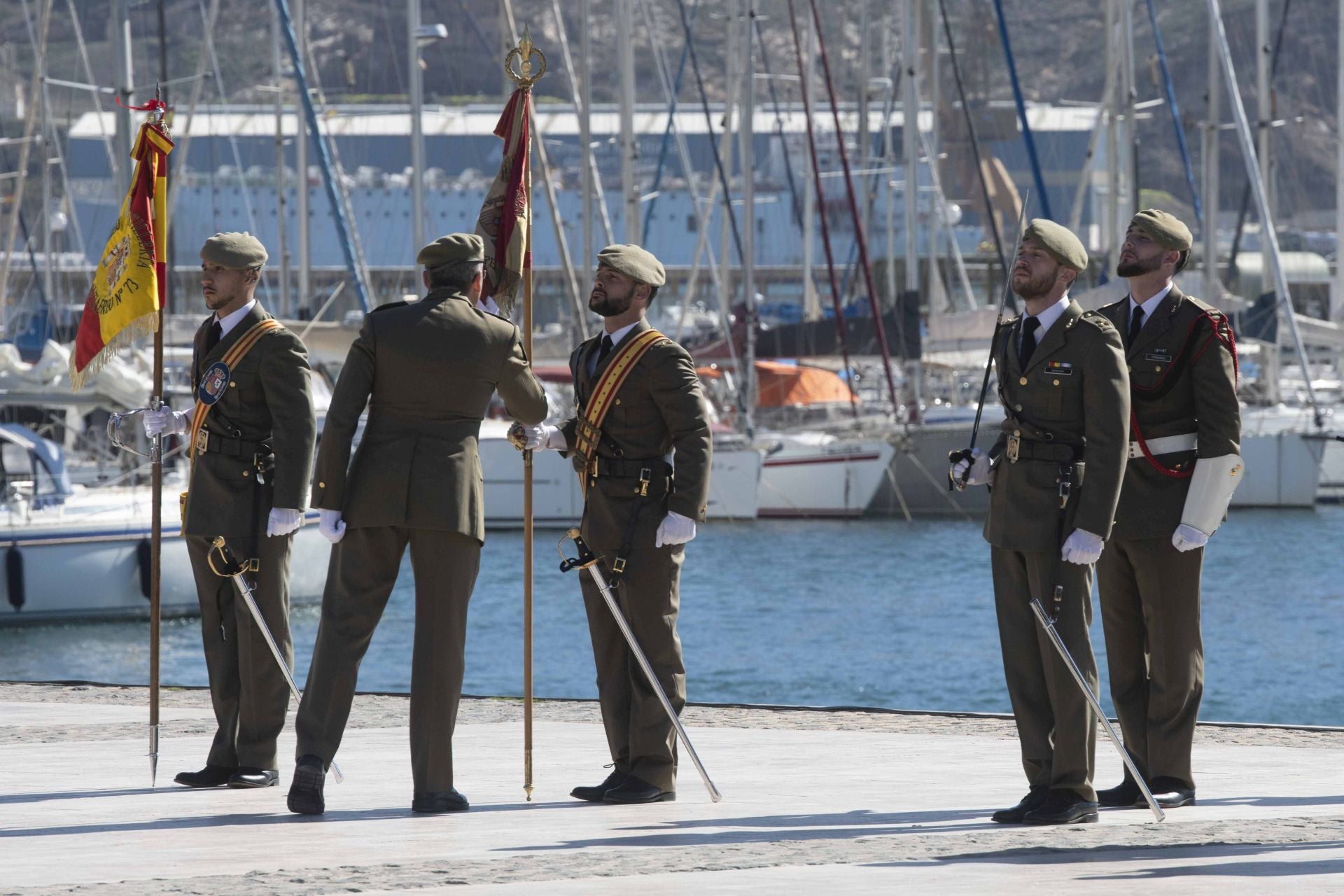 Traslado del nuevo estandarte para Artillería en Cartagena, en imágenes