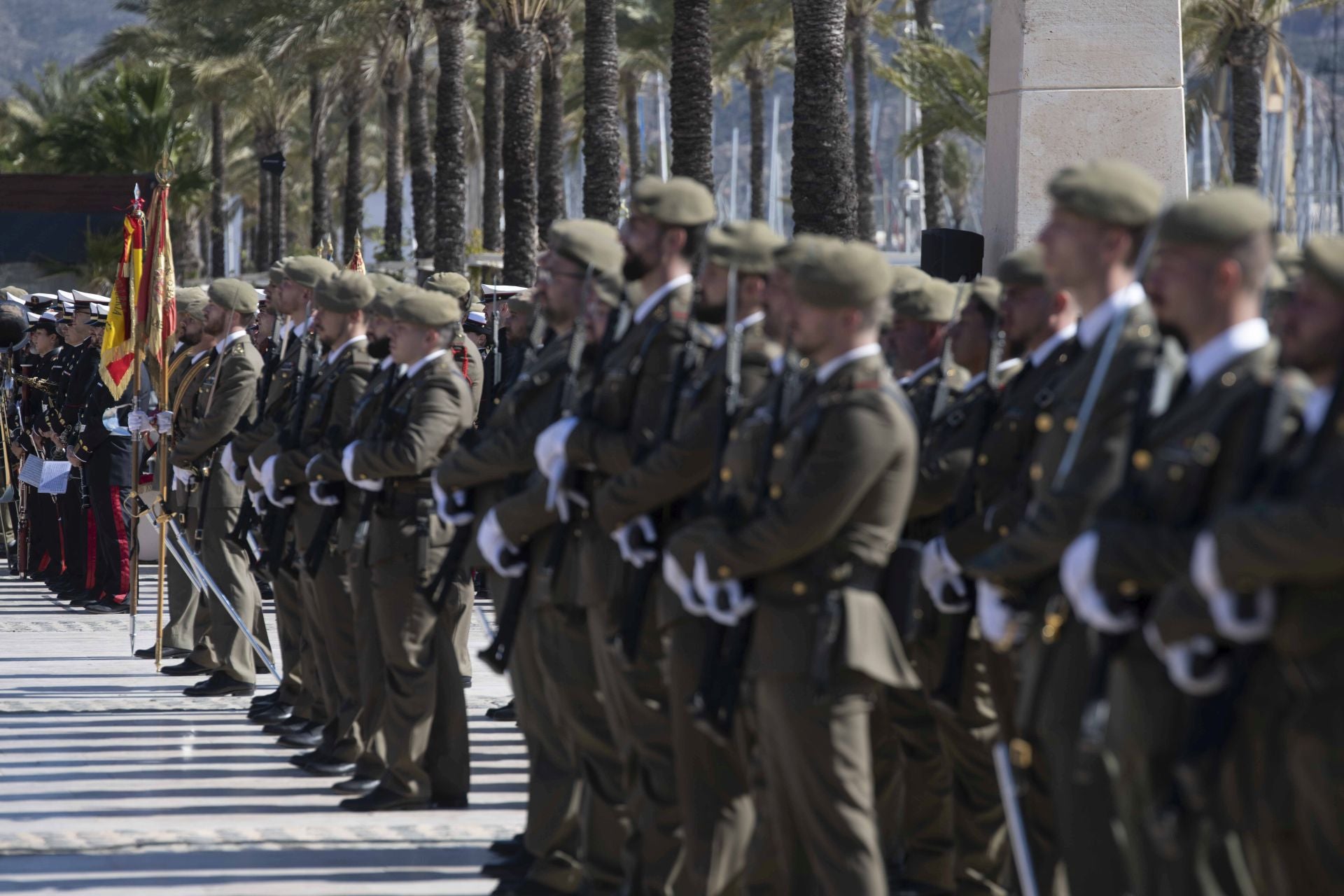 Traslado del nuevo estandarte para Artillería en Cartagena, en imágenes