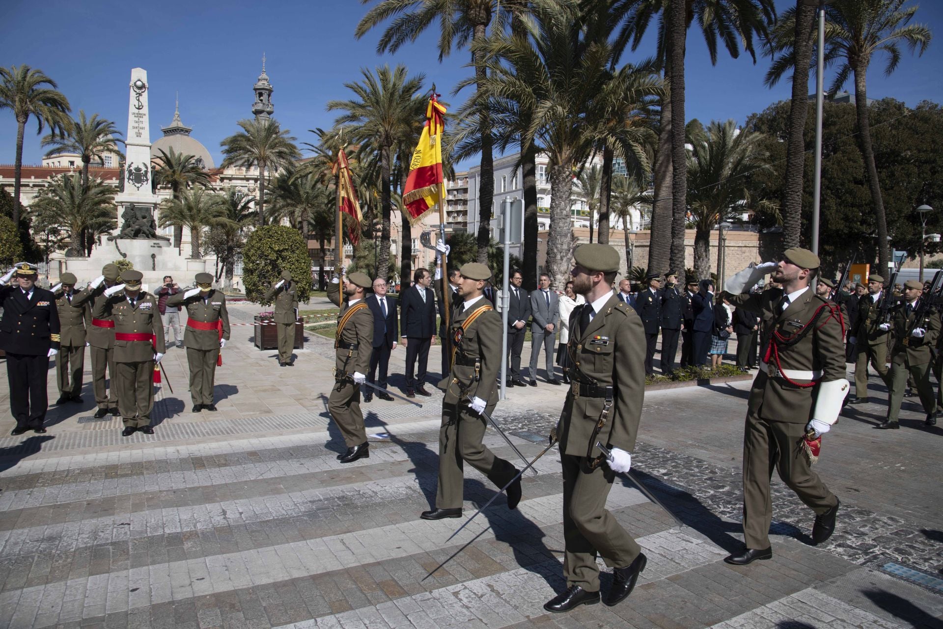 Traslado del nuevo estandarte para Artillería en Cartagena, en imágenes