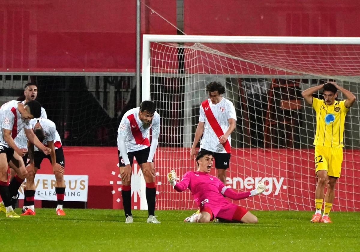 Flores, meta del Sevilla B, celebra la victoria ante el Intercity.