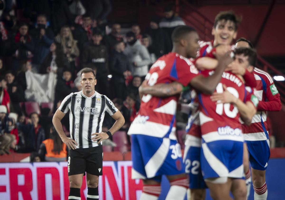 Alfredo Ortuño observa cómo los jugadores del Granada celebran un gol ante el Efesé esta temporada.