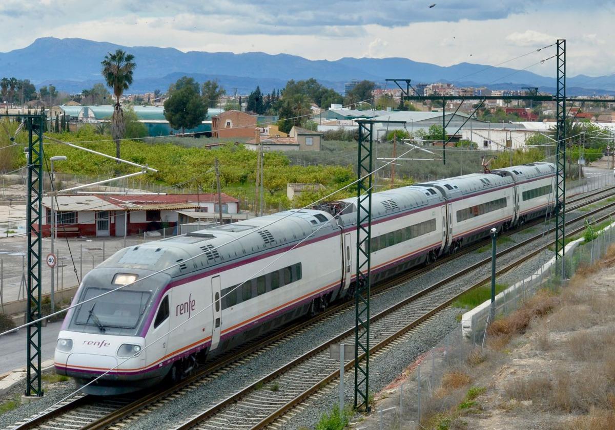 Un tren Avant que cubre el servicio entre Murcia y Alicante circula junto al puente de Tiñosa.