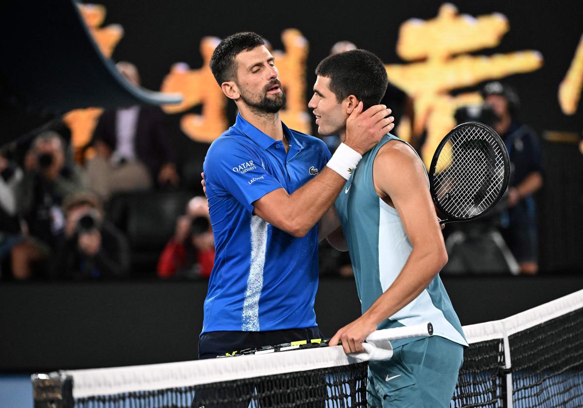 Djokovic y Alcaraz se saludan, tras su partido en los cuartos del Open de Australia.