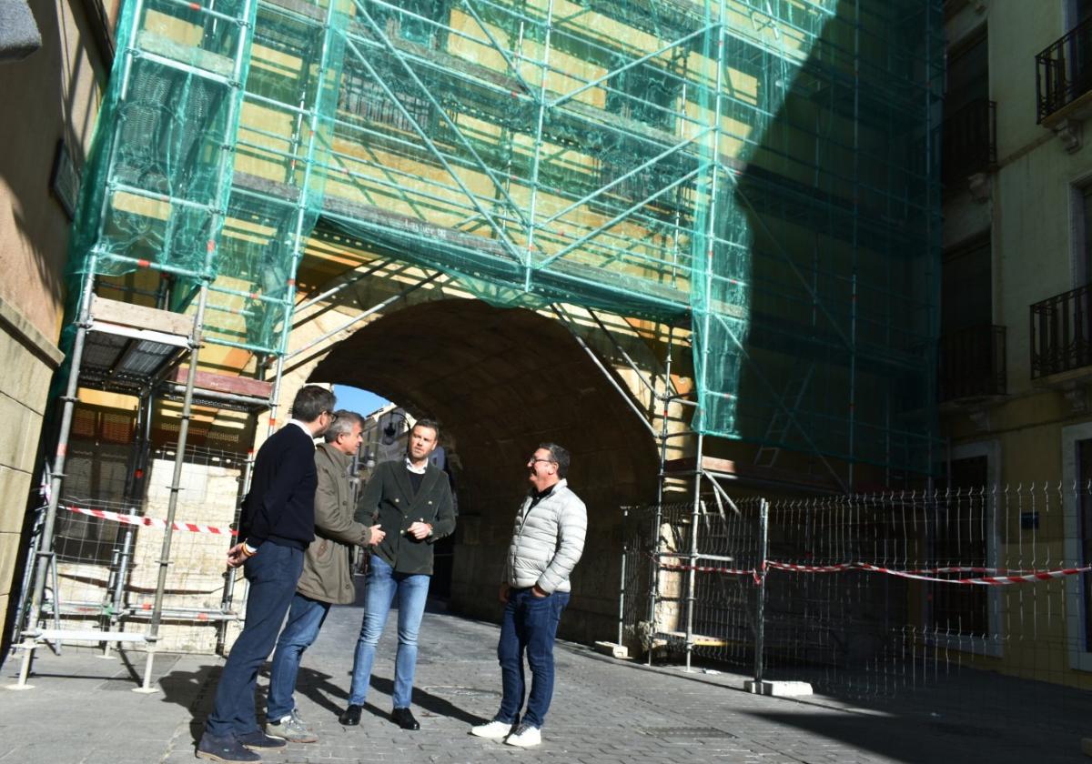 Autoridades y técnicos, ayer, durante la visita a las obras.