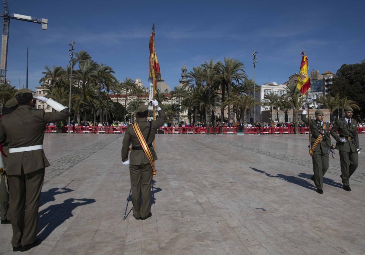 Traslado del nuevo Estandarte, a la derecha de la imagen, para sustituir al antiguo, a la izquierda.