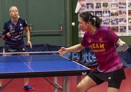 María Xiao sacando ante Annamaria Erdelyi , del Burgos, en el partido de liga disputado ayer en el pabellón Cuatro Santos de Cartagena.