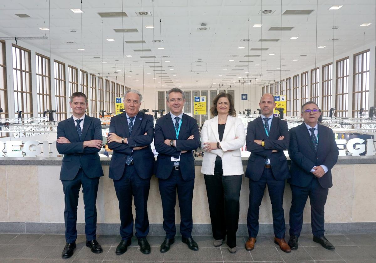 El presidente de Cajamar, Eduardo Baamonde; el vicepresidente segundo, Barlotomé Viúdez; y la directora territorial en Murcia, María Dolores Pagán, junto a otros directivos en Fruit Logistica.