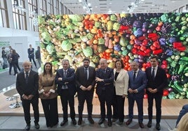 Representantes del Gobierno de la Región de Murcia y directivos de Cajamar en la feria berlinesa.