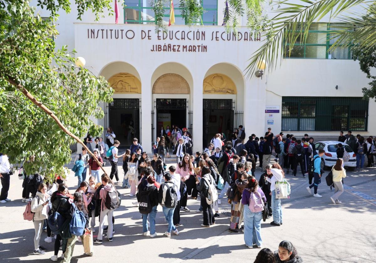 Alumnos a la salida de un Instituto de Enseñanza Secundaria, ayer.