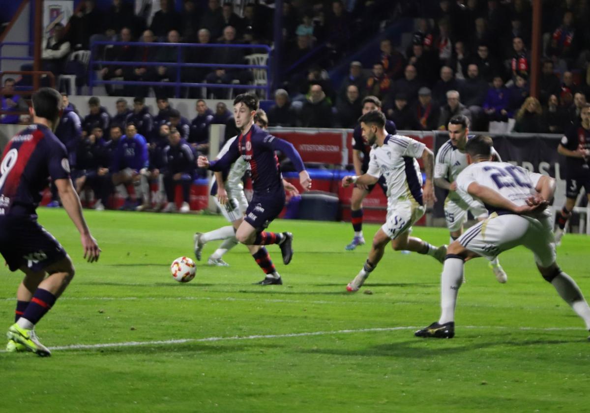 Juanje, del Yeclano, avanza con la pelota buscando un hueco en la zaga del Marbella, anoche.